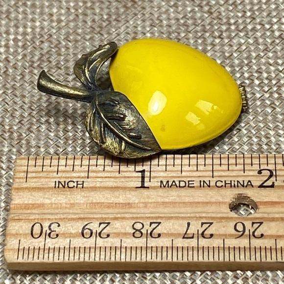 Vintage Yellow Apple Enamel Brooch Pin Anyique Gold Tone Leaves Estate - Picture 2 of 8